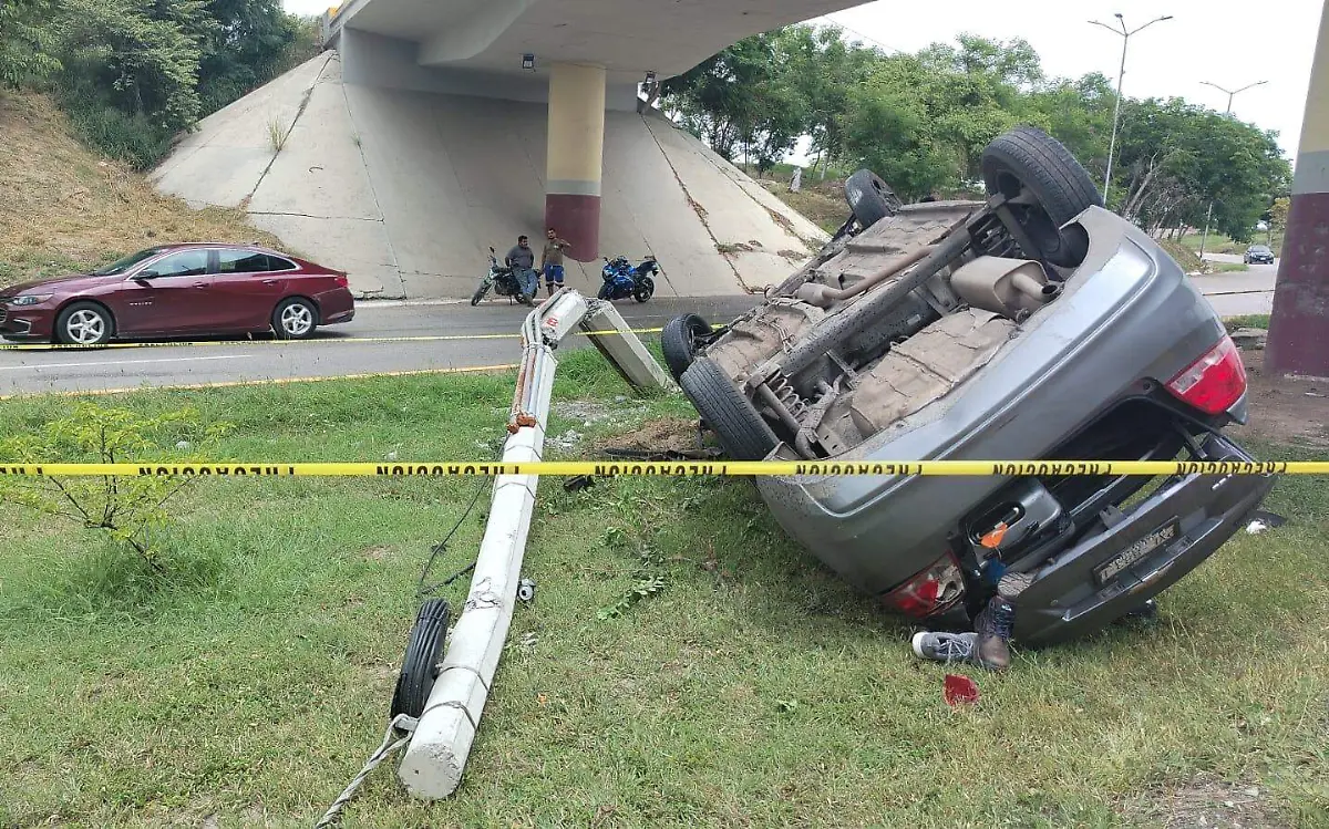 Volcadura frente al CRIT Altamira, una persona herida de gravedad Tránsito Altamira (1)